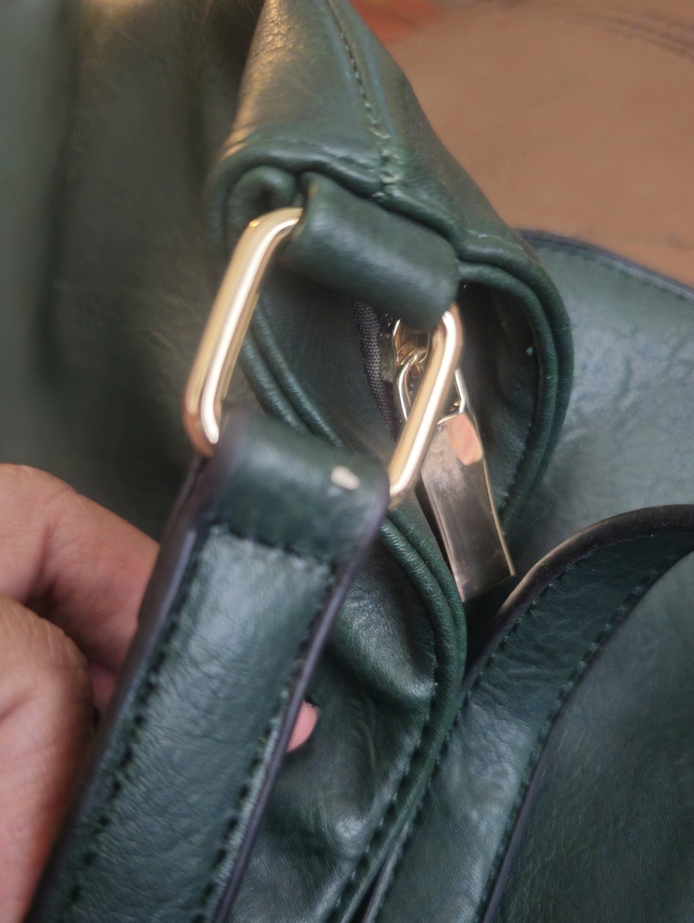 Elegant Green Crossbody Bag with Bee Accent - Picture 9 of 10